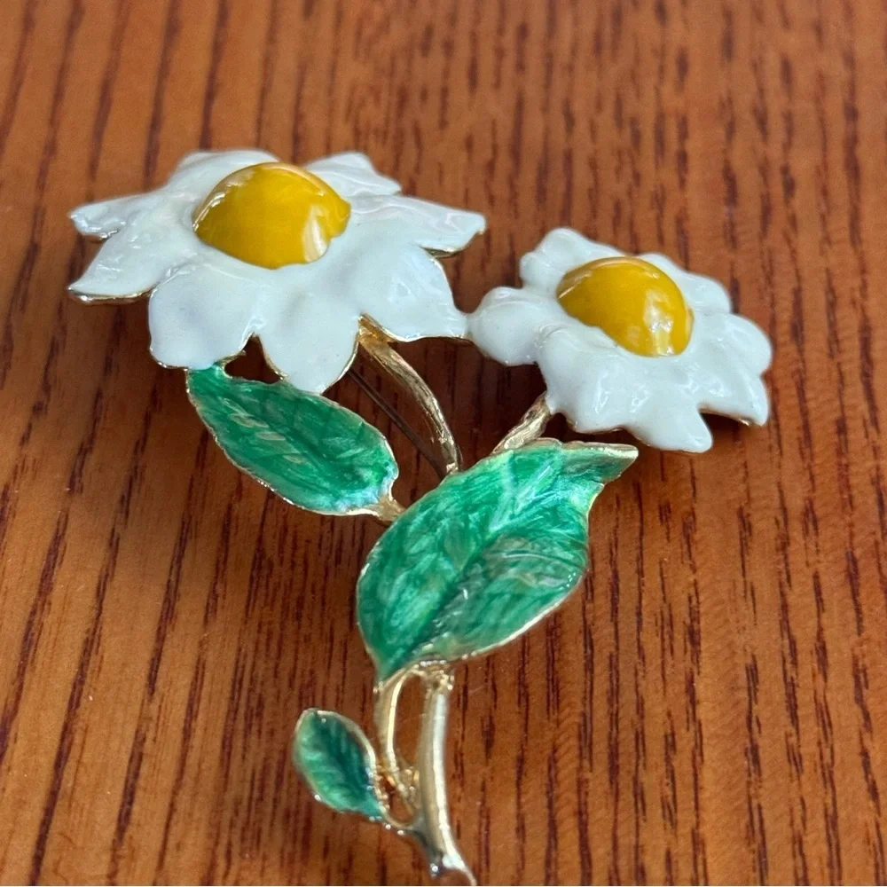 Vintage enamel painted daisy brooch pin gold tone white green yellow costume